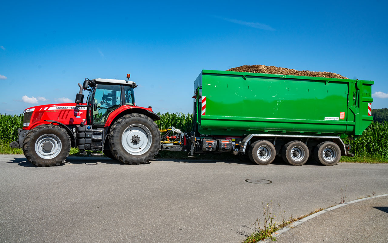 Traktor mit Hakenanhänger