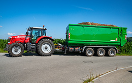 Traktor mit Hakenanhänger